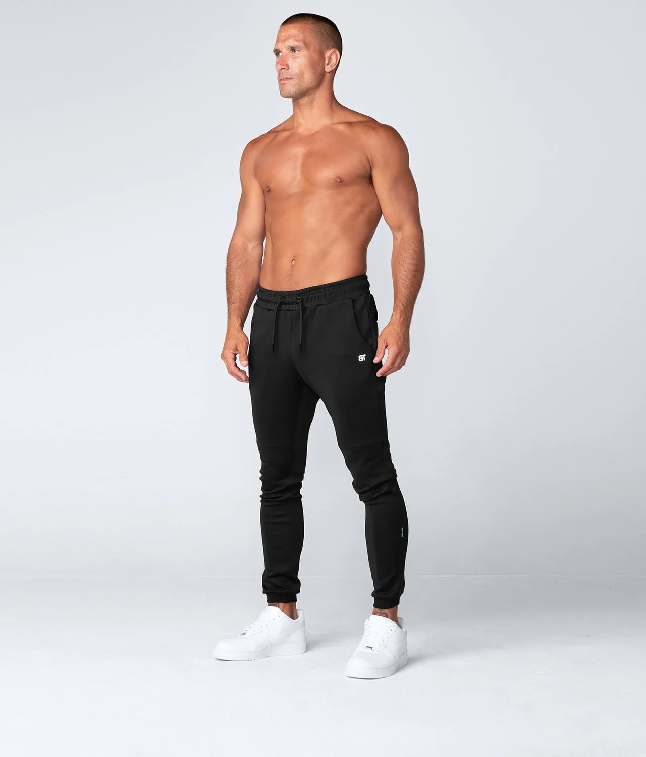 8600 . Momentum Fitted Jogger - Black